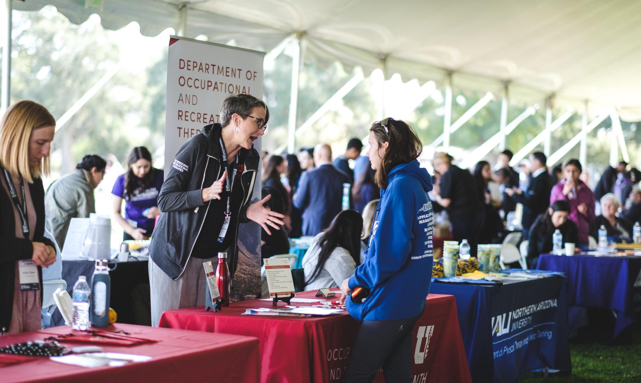 Enganing conversation between exhibitor and attendee
